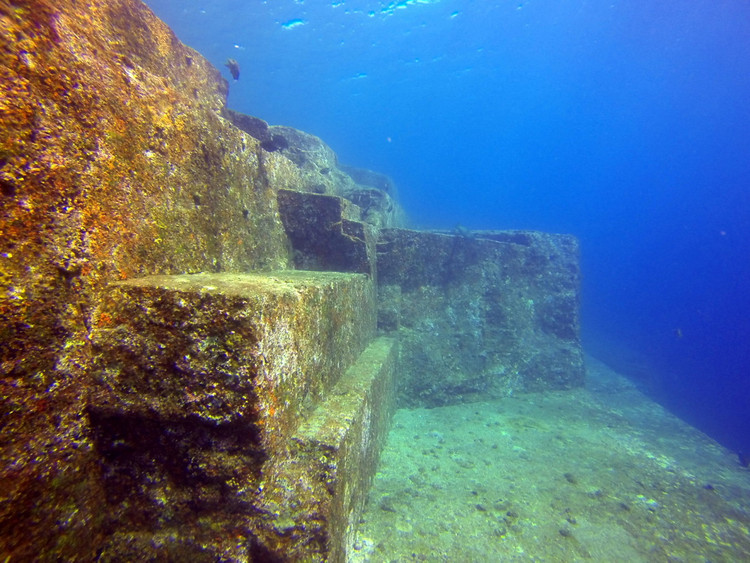 Sự thật về kim tự tháp khổng lồ dưới đáy biển Nhật Bản - Hình 7 Su that ve kim tu thap khong lo duoi day bien Nhat Ban-Hinh-7