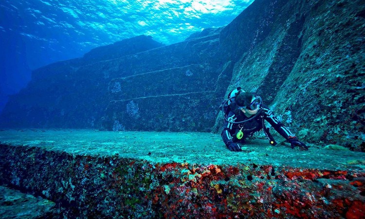 Sự thật về kim tự tháp khổng lồ dưới đáy biển Nhật Bản Su that ve kim tu thap khong lo duoi day bien Nhat Ban