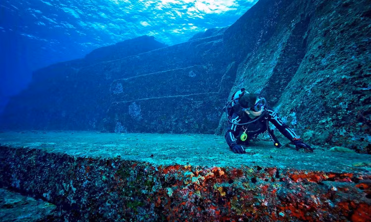 Su that ve kim tu thap khong lo duoi day bien Nhat Ban