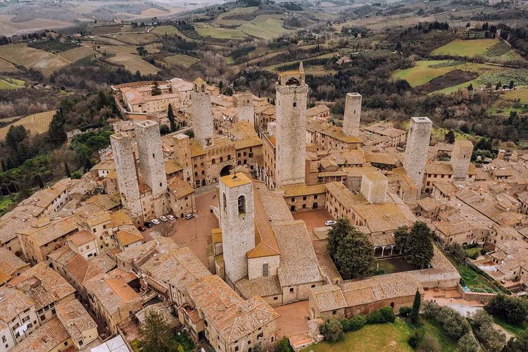 Choang ngop voi nhung toa nha “choc troi” 800 tuoi o Italia-Hinh-3