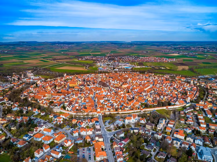 Bi mat 'dong troi' cua thi tran hinh tron hoan hao o Duc-Hinh-6