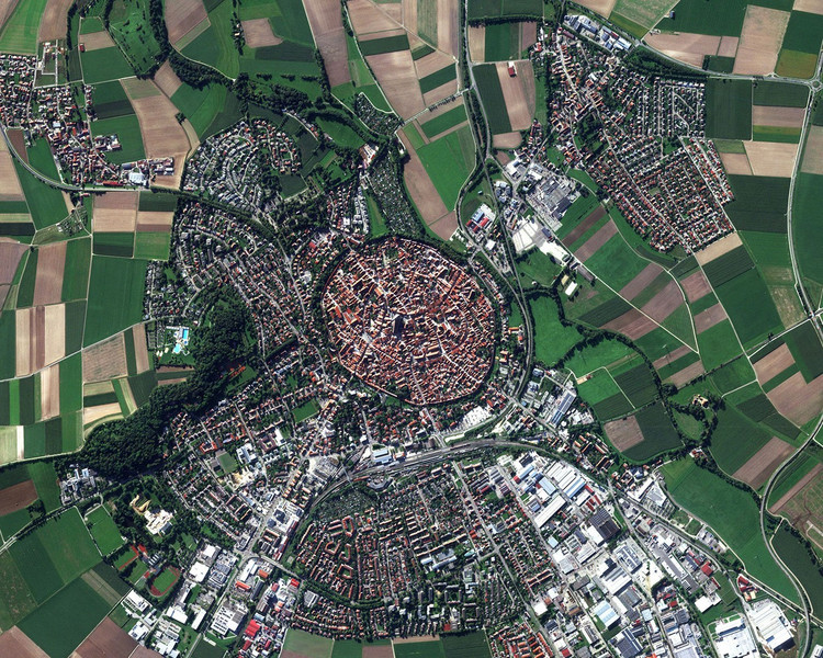 Bi mat 'dong troi' cua thi tran hinh tron hoan hao o Duc-Hinh-7