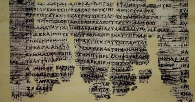 3. Văn bản được phát hiện trong một ngôi mộ bị thiêu cháy. Dù bị lửa thiêu, các cuộn giấy vẫn còn đọc được, nhờ quá trình cacbon hóa bảo quản nội dung khỏi phân hủy hoàn toàn. Ảnh: ancient-origins.net.