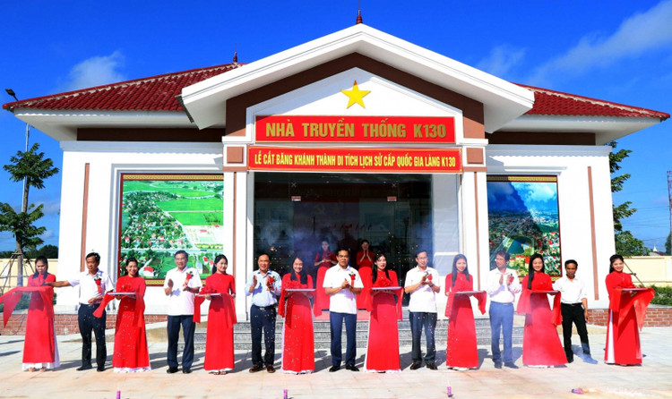 Các đại biểu cắt băng khánh thành Nhà truyền thống K130.