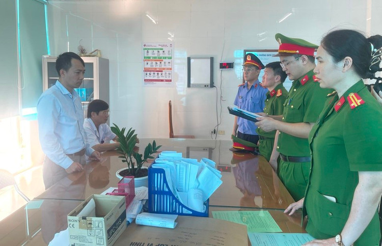 Cơ quan CSĐT đọc lệnh khởi tố bị can đối với Trần Đức Lượng.