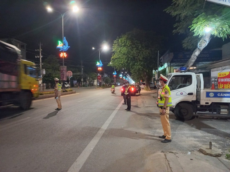 Phòng Cảnh sát giao thông, Công an tỉnh Quảng Bình đang kiểm tra nồng độ cồn.