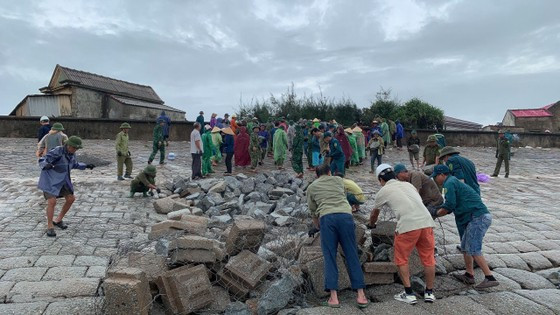 Nhiều vị trí trên tuyến kè biển Cẩm Nhượng bị sụt lún.