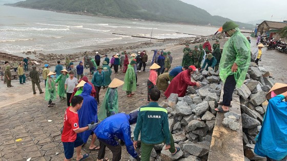 Hàng trăm người tham gia vận chuyển đá để gia cố các vị trí kè bị hư hỏng.