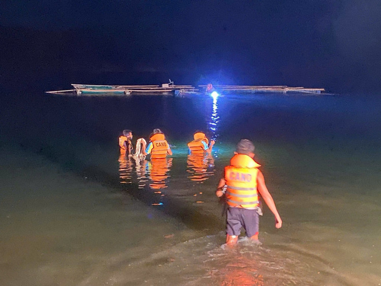 Dang nhau nhay xuong ho thuy dien boi, nguoi dan ong bi duoi nuoc