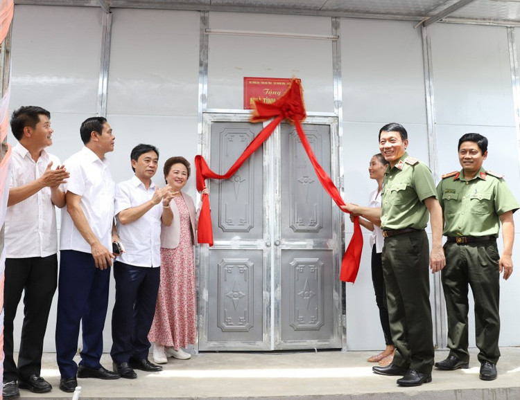 Bộ Công an trao tặng 1000 ngôi nhà cho các hộ gia đình có hoàn cảnh khó khăn tại Hà Tĩnh.
