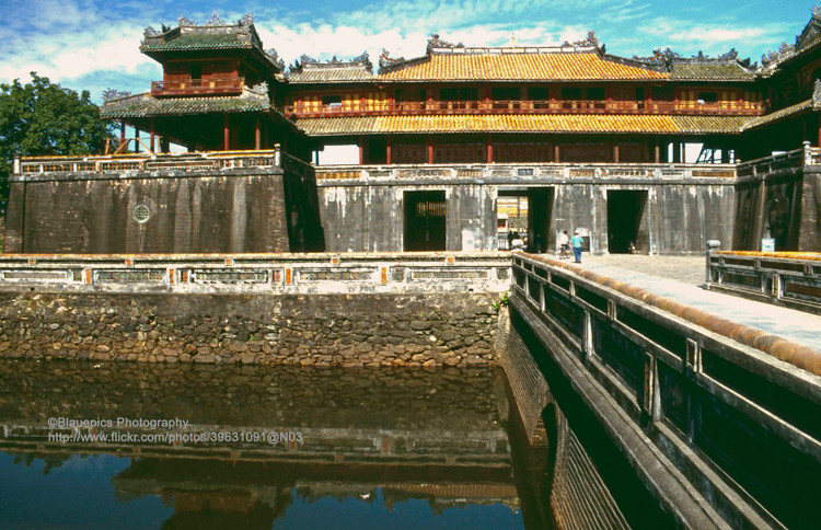 Ngan nguoi truoc ve dep moc cua Co do Hue nam 1993-Hinh-4