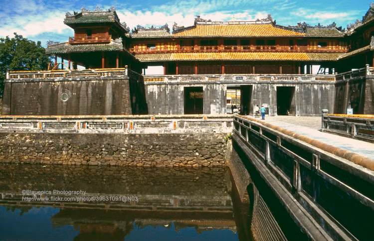 Ngan nguoi truoc ve dep moc cua Co do Hue nam 1993-Hinh-4