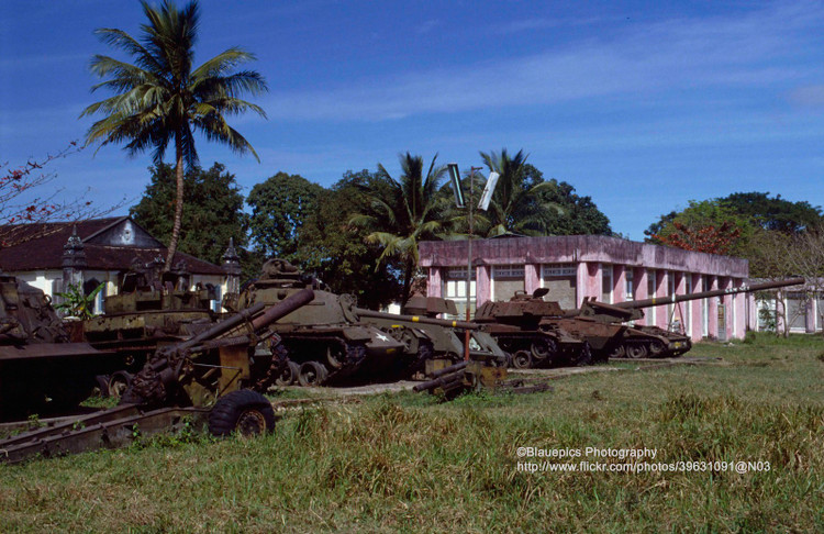 Ngan nguoi truoc ve dep moc cua Co do Hue nam 1993-Hinh-10