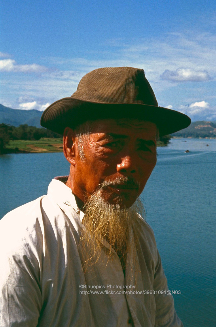 Ngan nguoi truoc ve dep moc cua Co do Hue nam 1993-Hinh-3