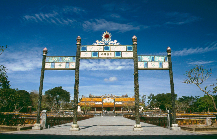 Ngan nguoi truoc ve dep moc cua Co do Hue nam 1993-Hinh-5