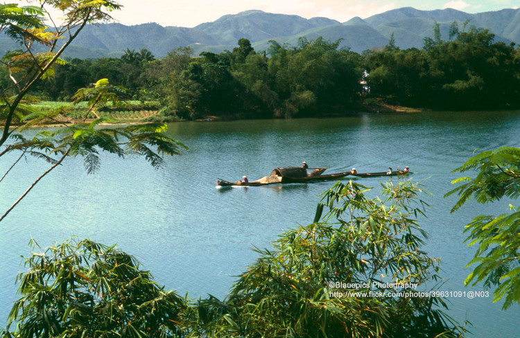 Ngan nguoi truoc ve dep moc cua Co do Hue nam 1993