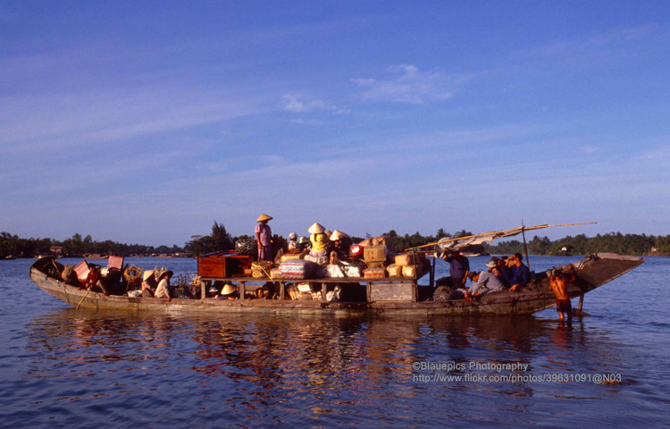 Ngan nguoi truoc ve dep moc cua Co do Hue nam 1993-Hinh-13