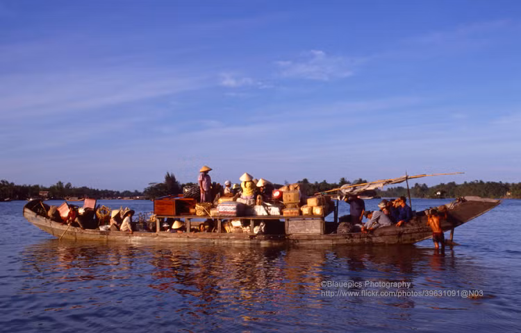 Ngan nguoi truoc ve dep moc cua Co do Hue nam 1993-Hinh-13