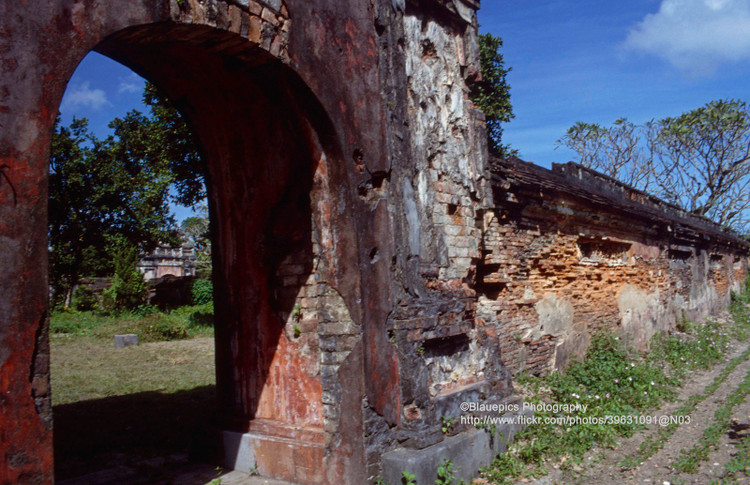 Ngan nguoi truoc ve dep moc cua Co do Hue nam 1993-Hinh-6