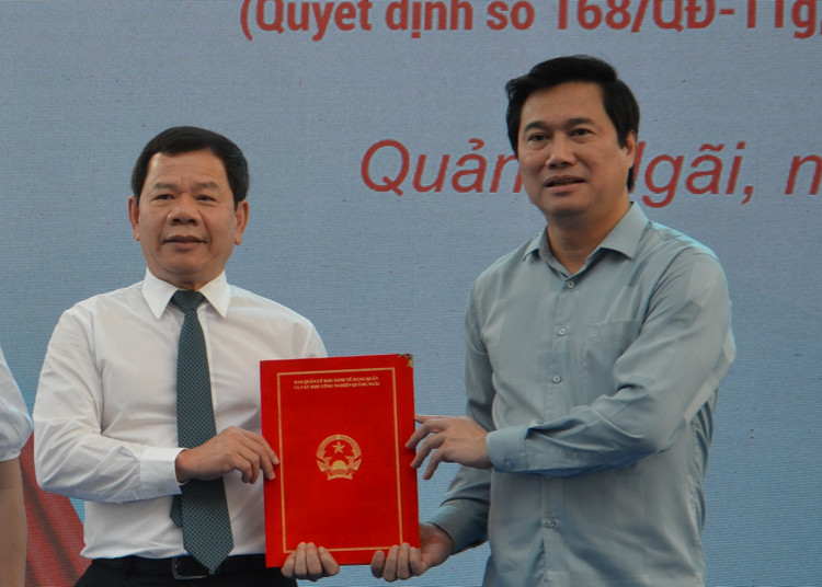 Thứ trưởng Bộ Xây dựng Nguyễn Tường Văn trao quyết định của Thủ tướng Chính phủ về quy hoạch Khu kinh tế Dung Quất.