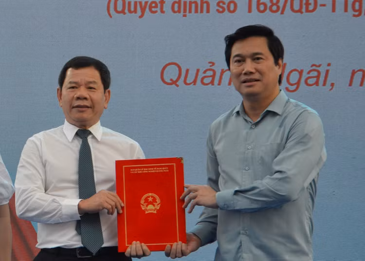 Thứ trưởng Bộ Xây dựng Nguyễn Tường Văn trao quyết định của Thủ tướng Chính phủ về quy hoạch Khu kinh tế Dung Quất.