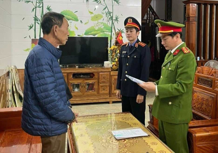 Cơ quan CSĐT đọc lệnh khởi tố Hoàng Văn Tịnh – Giám đốc Công ty TNHH xây dựng tổng hợp Tân Xuân.