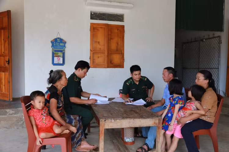 Lực lượng Biên phòng Hà Tĩnh làm việc với gia đình có con em bị lừa sang Lào làm việc.