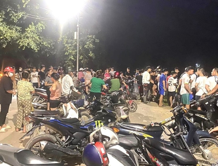 Người dân bàng hoàng khi chứng kiến sự việc.