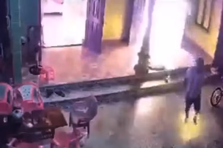 Ông Sửu mang xăng sang đốt nhà hàng xóm...