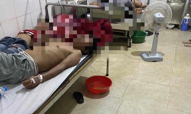 Nhiều bệnh nhân đang được cấp cứu tại Trung tâm Y tế huyện Hương Sơn.