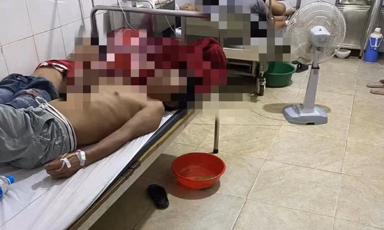 Nhiều bệnh nhân đang được cấp cứu tại Trung tâm Y tế huyện Hương Sơn.