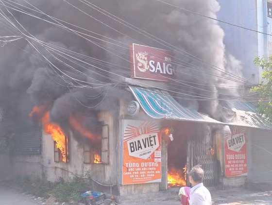 Hoả hoạn đã thiêu rụi quán ăn.