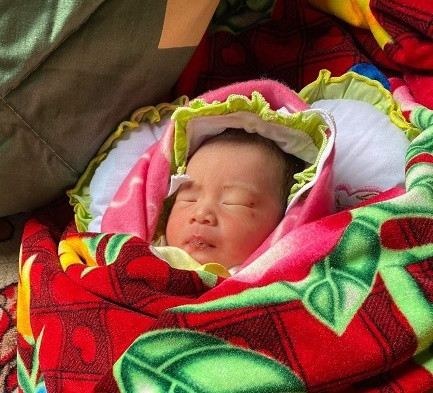 Sau khi được y tá chăm sóc, sức khoẻ cháu bé đã ổn định.