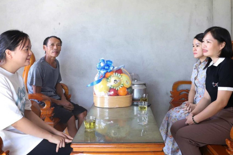 Sau khi nghe tin, nhiều người đã đến chia vui cùng Linh và gia đình.