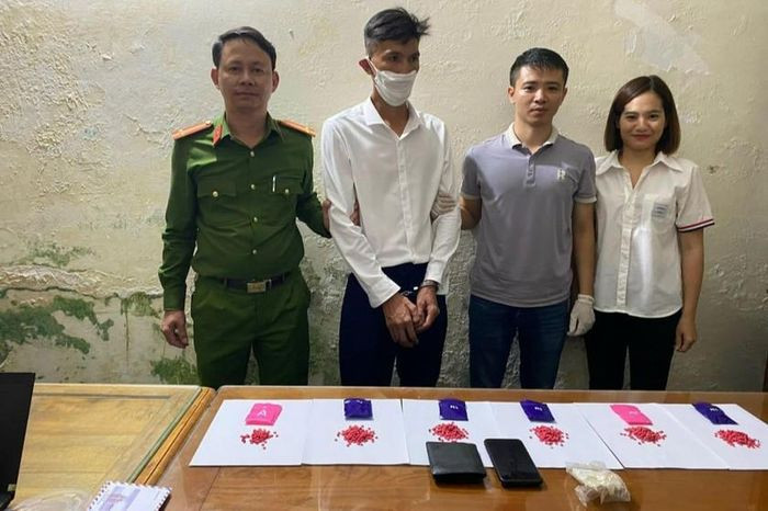 Đối tượng Nguyễn Văn Đạm cùng tang vật bị bắt giữ.