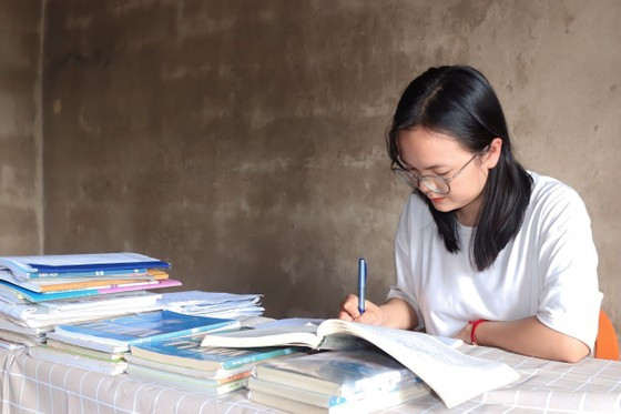 Nguyễn Khánh Linh nhiều năm liền là học sinh giỏi...