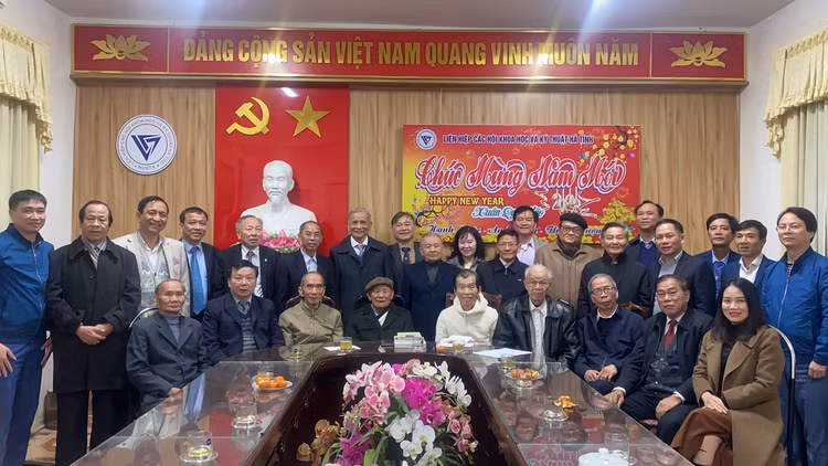 TSKH Phan Xuân Dũng, Đại biểu Quốc hội khóa XV, Chủ tịch Vusta gặp mặt, trao quà cho các nhân sĩ trí thức tại tp Hà Tĩnh.