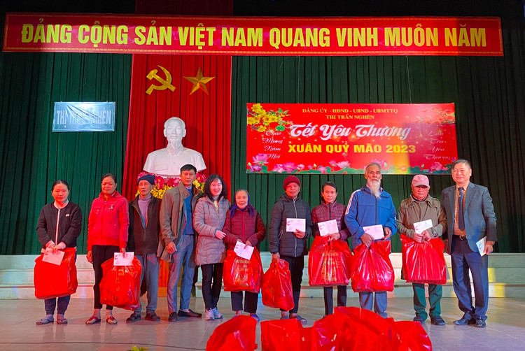 Chủ tịch Vusta trao quà Tết cho người nghèo, gia đình có hoàn cảnh khó khăn tại thị trấn Nghèn, huyện Can Lộc...
