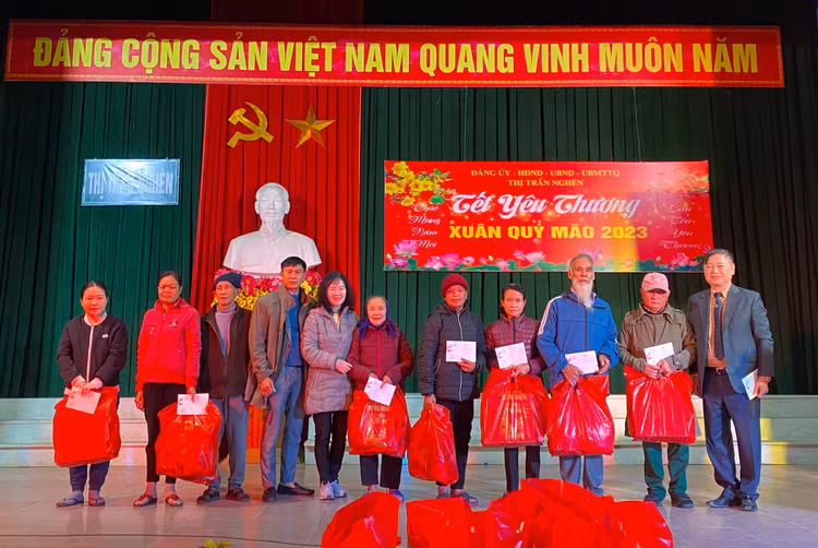 Chủ tịch Vusta trao quà Tết cho người nghèo, gia đình có hoàn cảnh khó khăn tại thị trấn Nghèn, huyện Can Lộc...