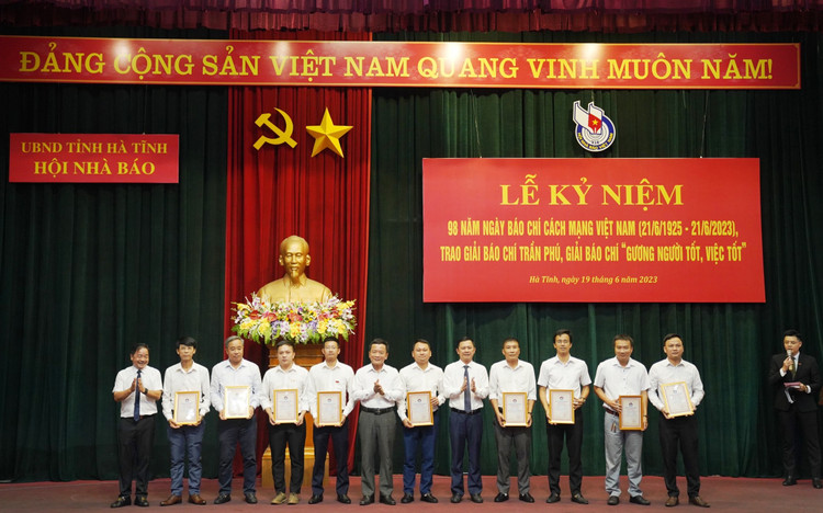 Lãnh đạo tỉnh Hà Tĩnh trao giải B Giải Báo chí Trần Phú cho các tác giả.