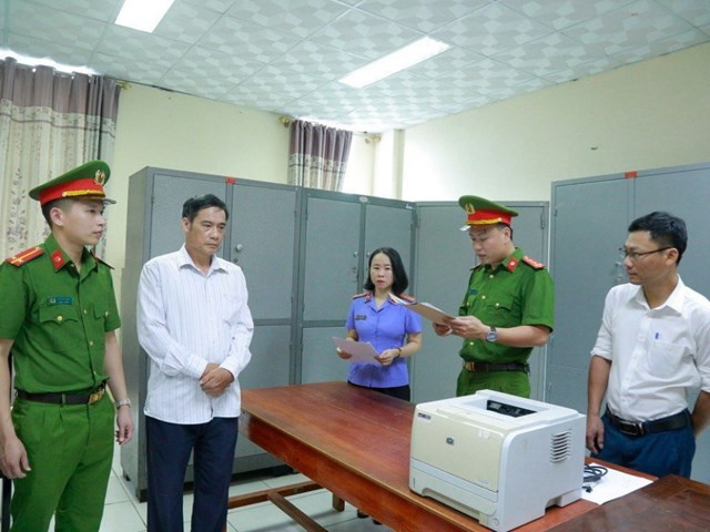 Cơ quan chức năng đọc quyết định khởi tố bị can đối với ông Phan Đình Cương.