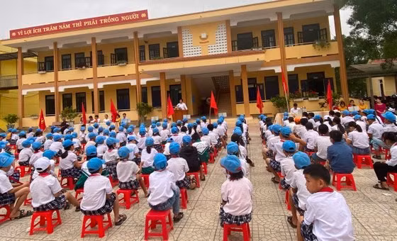 Ông Phan Anh Tuấn - Hiệu trưởng trường Tiểu học Ngư Thủy Bắc xin lỗi toàn trường vì đánh cấp dưới.