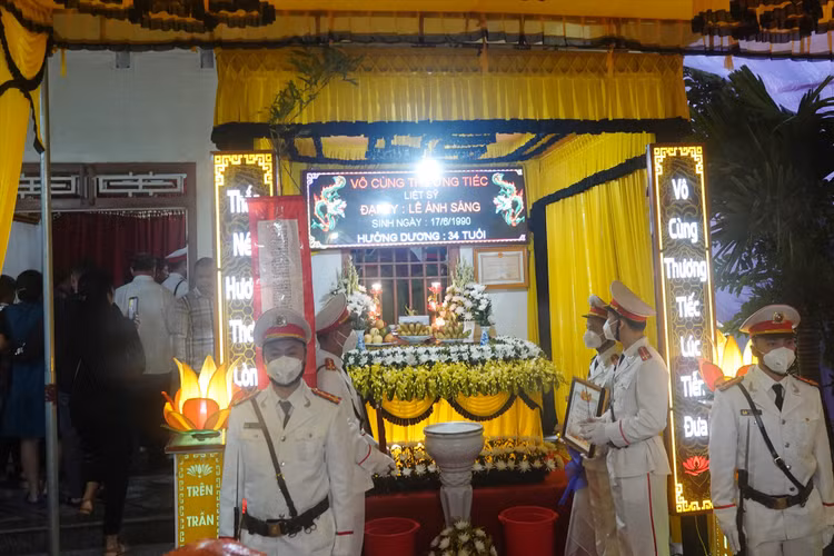 Liệt sĩ Lê Ánh Sáng ra đi để lại niềm tiếc thương vô hạn trong lòng gia đình, đồng đội, bạn bè, người dân...