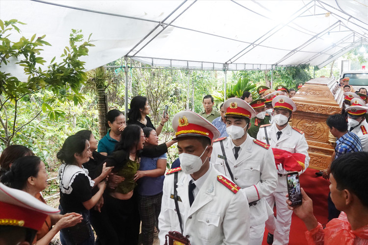 Linh cữu liệt sĩ Lê Ánh Sáng về đến quê nhà, nhiều người xúc động không cầm được nước mắt.