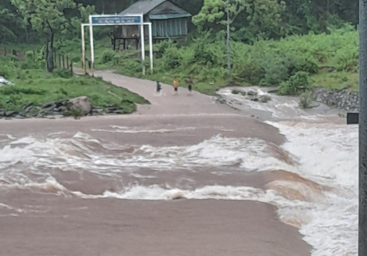 Đập tràn bản Ka Ai bị ngập khoảng 0,5 m. Đập tràn bản Ka Ai bị ngập khoảng 0,5 m.