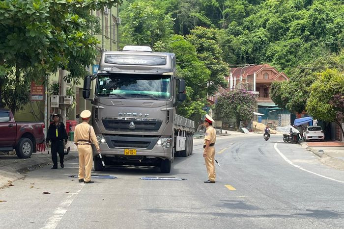 Lực lượng chức năng tiến hành kiểm tra xe chở hàng quá tải trọng...