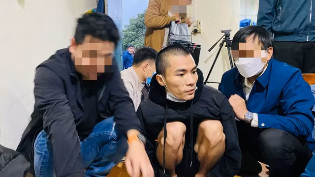 Đối tượng Trần Đức Long (ngồi giữa) bị lực lượng chức năng bắt giữ.