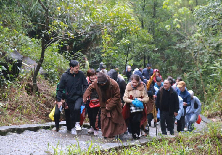 Đông đảo du khách thập phương đã hành hương về chùa Hương Tích lễ Phật
