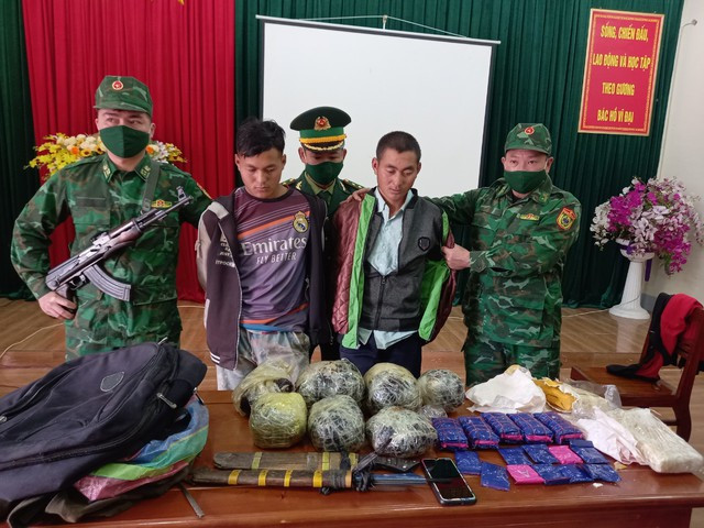 Hai đối tượng người nước ngoài cùng tang vật bị bắt giữ.