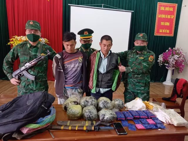 Hai đối tượng người nước ngoài cùng tang vật bị bắt giữ.